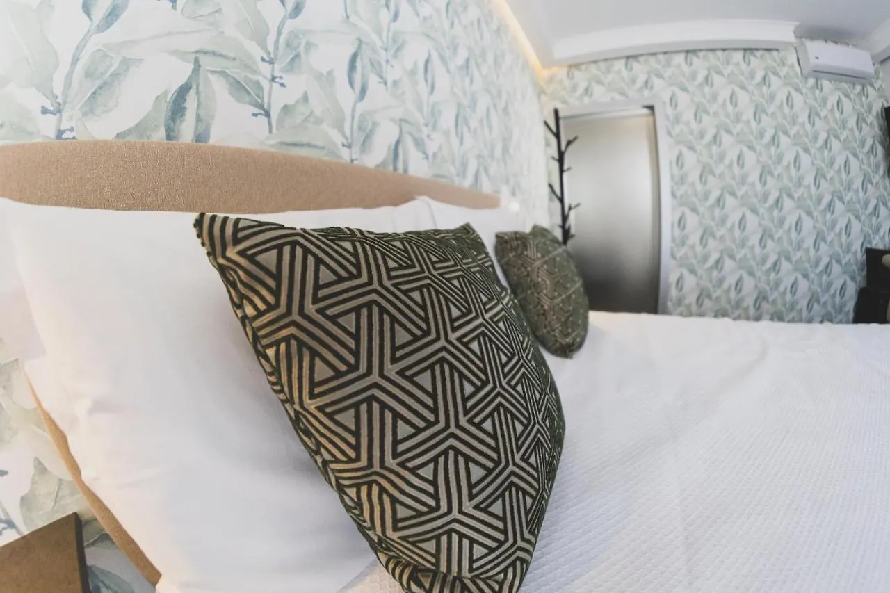 Vila Fuzeta With Pool & Garden Bed & Breakfast